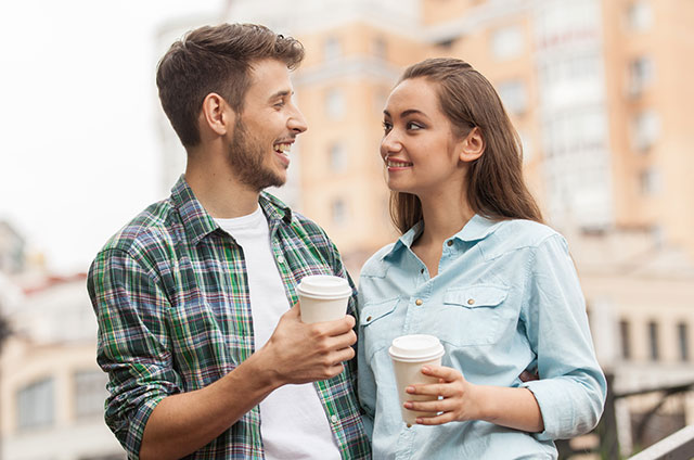 pareja-en-cita-tomando-cafe