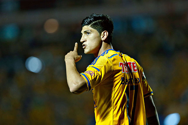 alan-pulido-reporta-a-tigres-con-la-mente-en-olympiakos