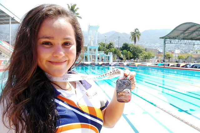 LESLY-CON-SU-MEDALLA