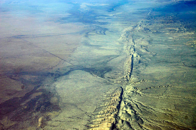 San-Andreas-fault-Kluft-photo-Carrizo-Plain-Nov-2007-Img_0327-1024x683