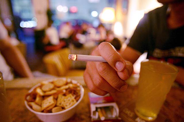 EFE - ALEMANIA LEYES - CLJ - LAWS - FRA27 FR¡NCFORT (ALEMANIA) 03.08.08.- Un hombre fuma un cigarro en el bar "Das Nord hochzwei" de Fr·ncfor, Alemania, ayer s·bado 02 de agosto. La semi-prohibiciÛn de fumar en bares alemanes es inconstitucional porque las pequeÒas tabernas de un ˙nico salÛn no pueden habilitar una zona para fumadores seg˙n decidieron los jueces el pasado miÈrcoles 30 de julio. El Tribunal Constitucional ha contentado asÌ a los ciudadanos (casi un tercio de los adultos fuma) y a la industria del tabaco alemana, donde los polÌticos han sido conscientes de la batalla de occidente para terminar con este h·bito por medio de prohibiciones totales. EFE/Arde Dedert     ALEMANIA LEYES - FRANKFURT - Germany - ARNE DEDERT - AD TM FOB/tmc
