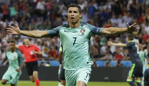 Cristiano Ronaldo tras anotar el primer gol de Portugal ante Gales en el partido por las semifinales de la Eurocopa en Lyon, Francia, el miércoles 6 de julio de 2016. (AP Foto/Frank Augstein)