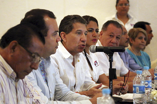 Acapulco,Gro/28junio2016/  El presidente de AHETA Acapulco, Jorge laurel; el presidente nacional  de la Asociación Mexicana de Hoteles Y Moteles, Rafael García; la presidenta del DIF Acapulco, Perla Edith Martínez y el secretario de Fomento Turístico del estado, Ernesto Rodríguez he integrante de la asociación en la conferencia de prensa. Foto: Jesús Trigo