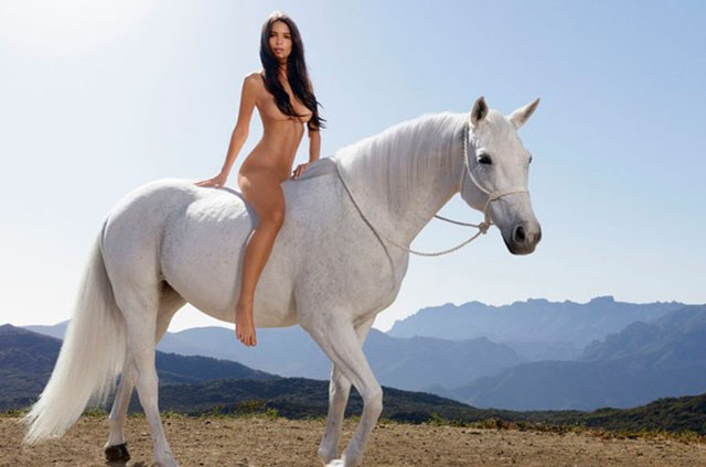 full_emily-ratajkowski-naked-horse-01-1200x800